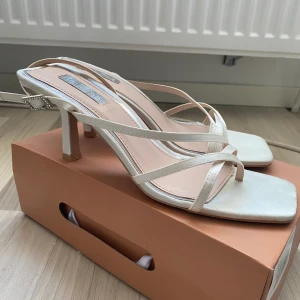 Vita klackar, perfekta till studenten☁️ - Endast använda en gång som studentskor! Klacken är enligt märket 7,2 cm hög. Rengjorda och i mycket bra skick. Slutsålda på hemsidan.