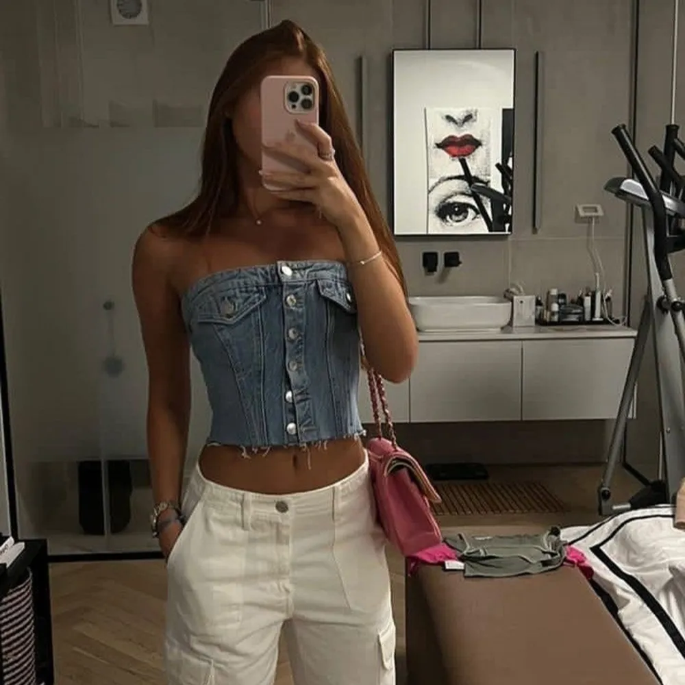 Säljer min jeans topp från zara storlek xs/s. Hör av er vid intresse 💓✈️💓💓. Toppar.