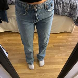 Säljer ett par blå midwaist raka jeans från zara, använda några gånger men inga skador🫶 köpt på Zara hemsidan💓köpta för 400kr