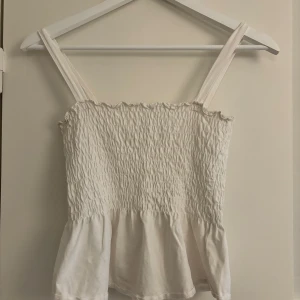 Vit topp - Fin topp som är vit, perfekt till sommaren. Storlek S