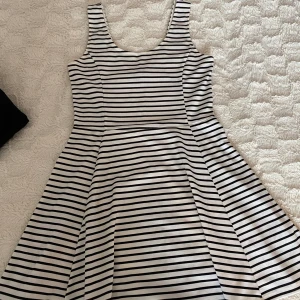 Klänning - Svart vit randig klänning som använts en gång