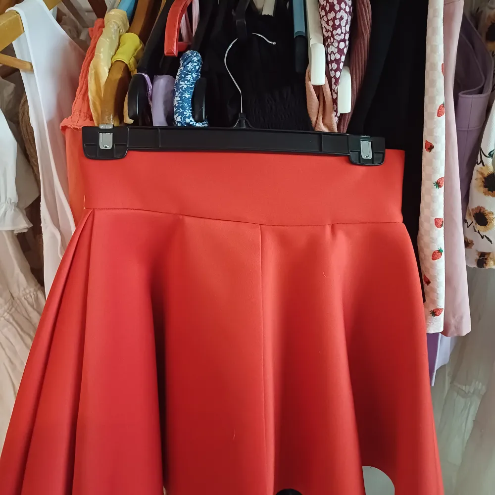 En fin kjol som går ut Lite för röd i nyansen för mitt tycke och tycker inte de passar mig så passae nån annan bättre 🤍. Kjolar.