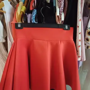 En fin kjol som går ut Lite för röd i nyansen för mitt tycke och tycker inte de passar mig så passae nån annan bättre 🤍
