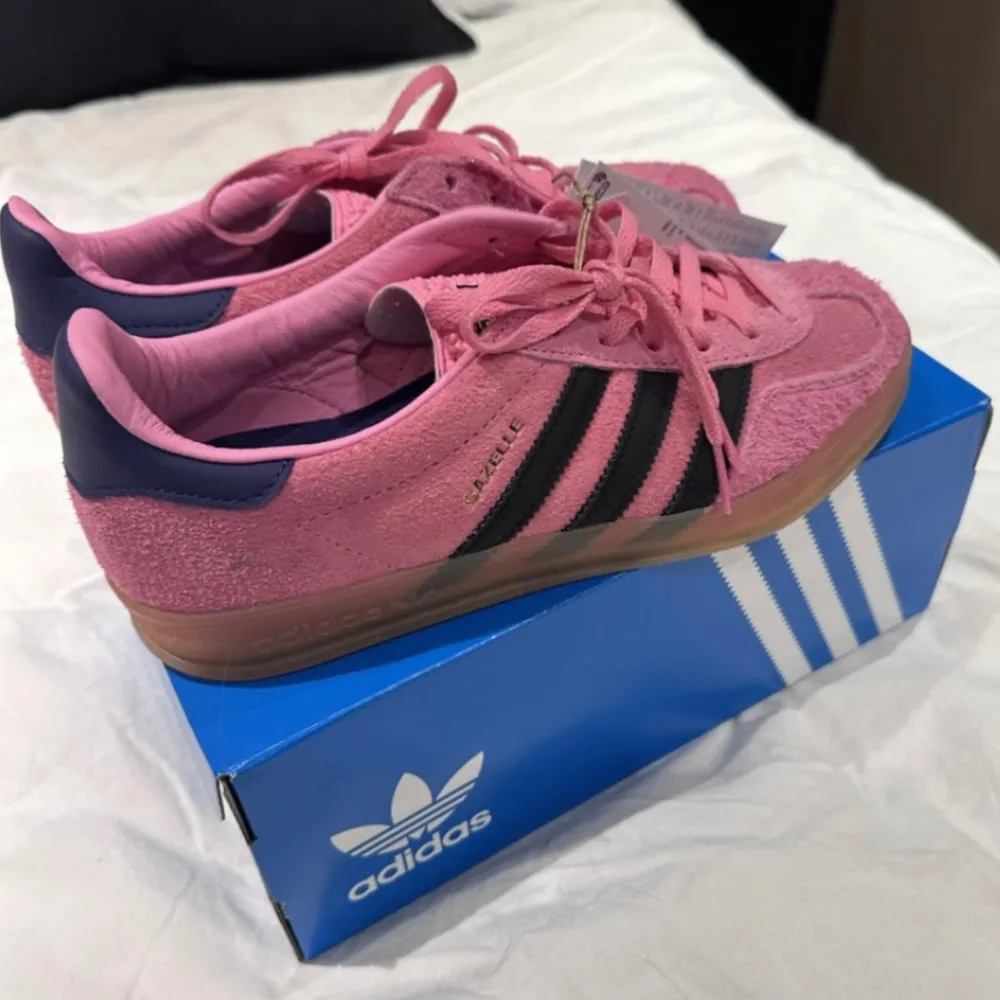 Säljer nu mina skitsnygga rosa adidas gazelle eftersom jag har fyra stycken andra adidas samba och känner att det räcker. Dessa är helt oanvända och kommer med kartongen om man vill🥰 . Skor.