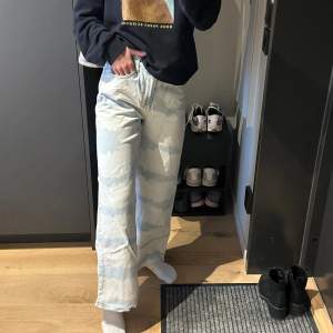 Coola jeans med rå kant nedtill från Nakd
