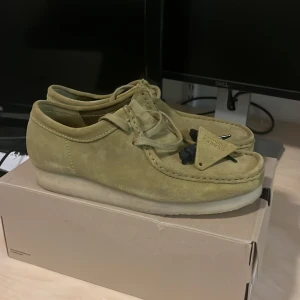 Clarks originals Wallabee  - Strl 42 Mid green suede Testade inomhus, ser lite svarta ut under sulan för jag har gått runt med dem inomhus   Nypris 1800