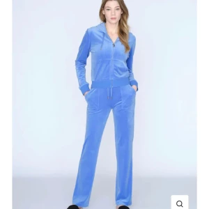 Juicy sett  - Säljer mitt juicy sett pågrund av att den inte använts på månader. Jätte bra skick förutom att banden till byxorna saknas❤️