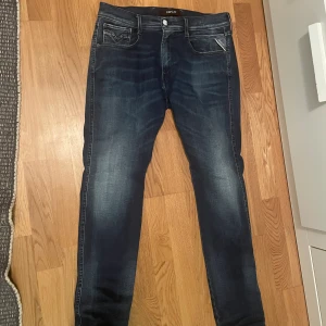 Replay anbass jeans - Hej! Jag säljer dessa Replay anbass hyperflex jeans då jag tröttnat på de, kvitto och påse från Johnells finns och plagget har ej några defekter för mer frågor eller bilder så är det bara att skriva.