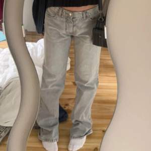 Raka low waist jeans från Gina Tricot, fint skick❤️Skriv vid intresse osv