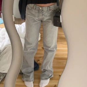 Gråa low waist jeans - Raka low waist jeans från Gina Tricot, fint skick❤️Skriv vid intresse osv