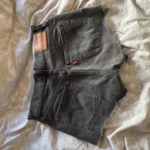 Snygga jeansshorts  - Så snygga i nyskick!! W25 motsvarar strl 34 💕