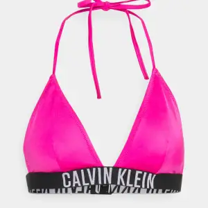 Säljer min super fina Calvin Klein bikini som är använd max en gång så inprencip i nyskick. 🤍 Nypris för överdelen 406kr, Nypris för underdelen 369kr. 🤍 Säljer för 500kr eller bud! 🤍