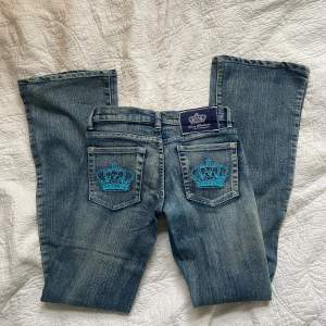 Säljer nu mina Victoria Beckham jeans då dom blivit försmå, dom är i jättebra skick, det ända är att några stenar på fickorna har låtsat men det märks inte av. Innerbenslängden är 83cm och midjemått rakt över midjan är 35cm