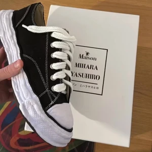 Maison Mihara shoes - hej säljer Maison Mihara shoes. Säljer eftersom köpte annat storlek och det går inte på mig. Kan inte byta de, eftersom min tjej förde dem. Prisen kan diskuteras 
