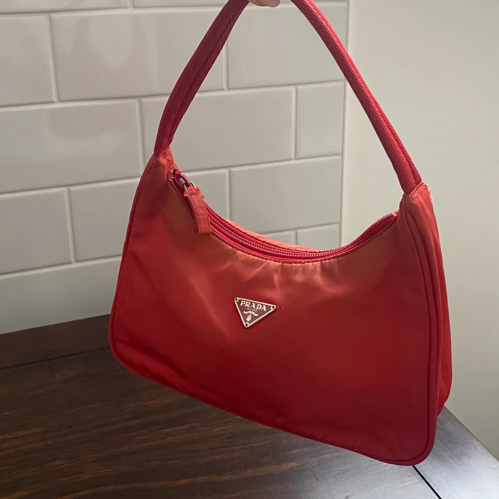 Vintage Prada väska, köpte på Vestiaire . Laukut & Käsilaukut.