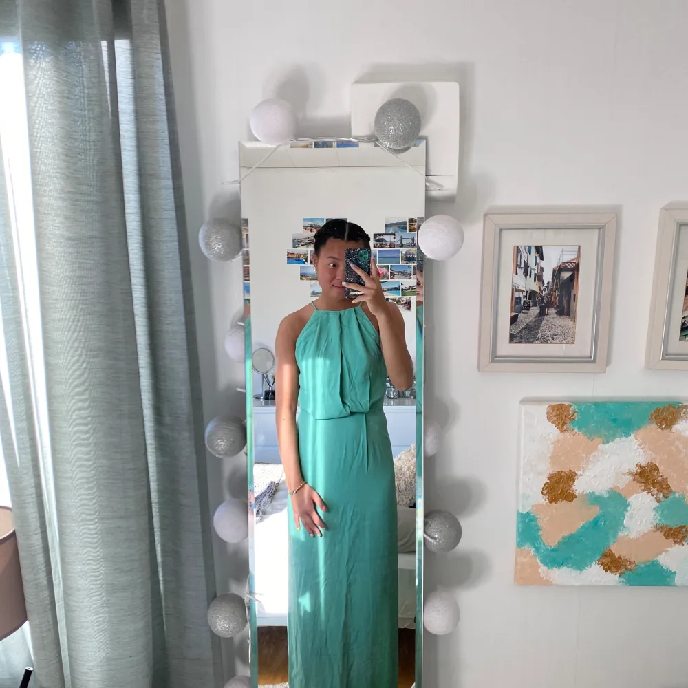 Säljer en oanvänd Samsøe Samsøe klänning i storlek XS! Prislappen finns kvar!🩵 den är i en mintgrön färg, perfekt som balklänning!. Klänningar.