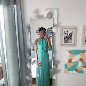 Säljer en oanvänd Samsøe Samsøe klänning i storlek XS! Prislappen finns kvar!🩵 den är i en mintgrön färg, perfekt som balklänning!