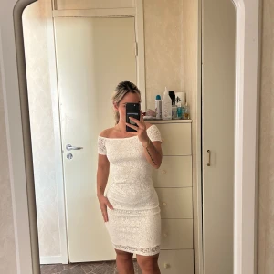 Studentklänning  - Jättefin klänning till stundens eller annat firande, klänningen sitter jätte bekvämt och skön material. Klänningen är använd endast en gång så den är som ny, strl M och säljer för 70