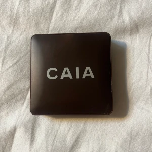 Caia bronzer - Caia bronzer 💓 Färg Tuscany! Köpt för 295kr men inte kommit till använding förutom enstaka tillfällen 💓 Ända skavanken är att jag råkade stöta till med en sminkborste, därav en liten buckla 💓 Mitt pris 99 💓
