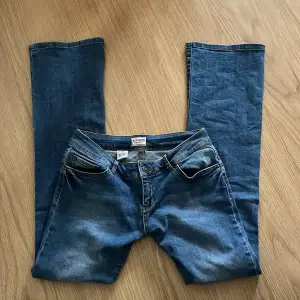 Säljer mina lågmidjade bootcut jeans då de tyvärr är lite stora på mig, de är strl 27/32. Tveka inte på att ställa frågor❤️