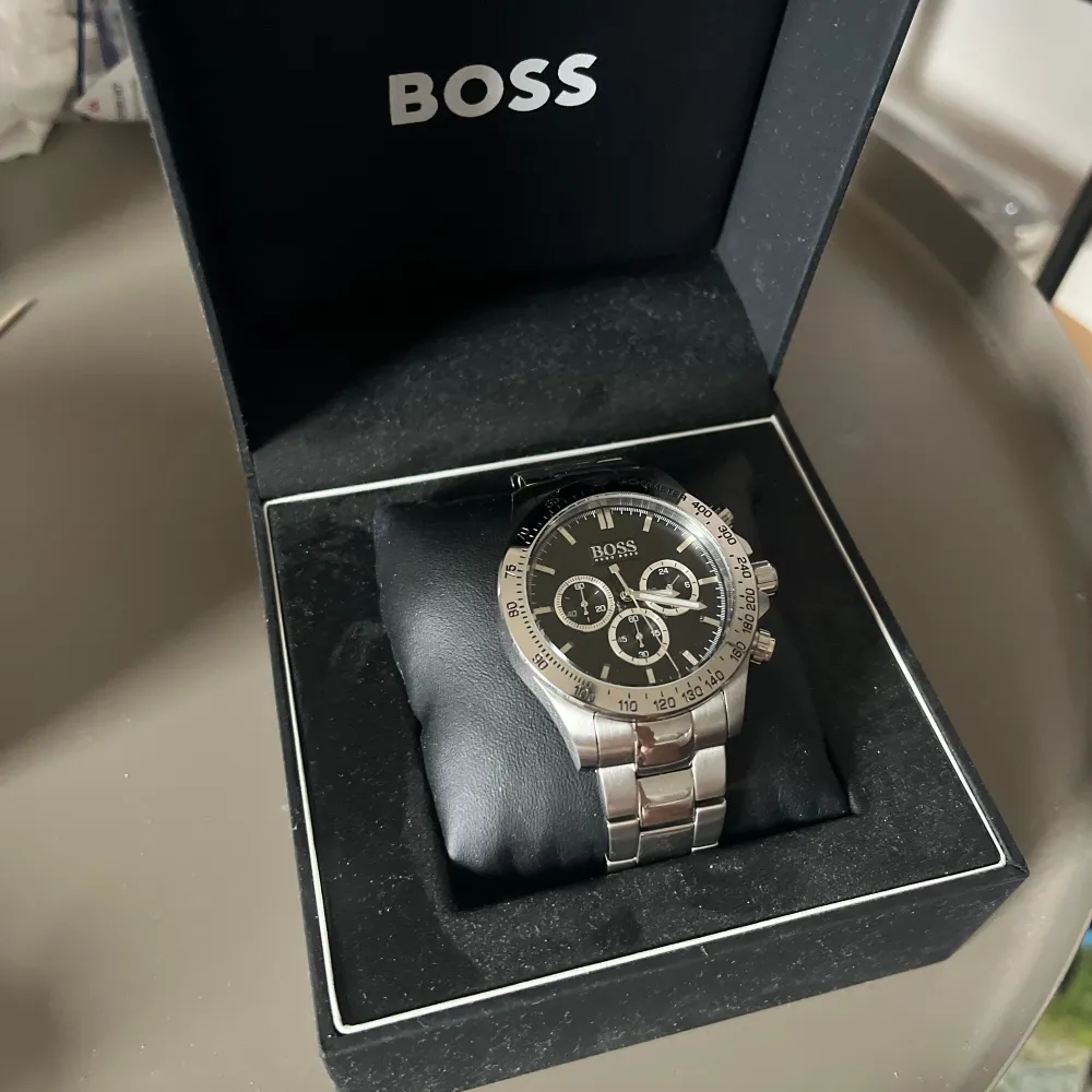 Hugo boss Ikon nypris 4300, säljer denna klocka eftersom jag ska köpa en ny. Sparsamt använd i 3 månader skick 9.5/10 inga repor. Lyser i mörkret, Länkar och box tillkommer!. Accessoarer.