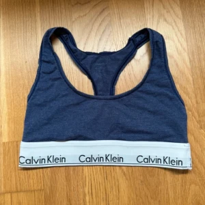 Calvin Klein topp - Storlek xs. Frakt: 18kr 