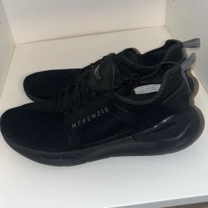 McKenzie skor till salu. - Extremt bra skick använda 1 gång då jag köpte fel storlek. McKenzie skor storlek 42. Pris kan diskuteras.