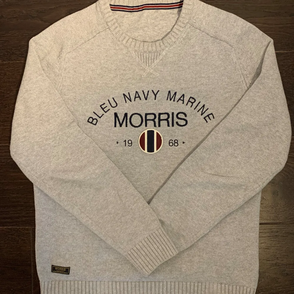 Tja säljer nu denna snygga Morris tröjan i storlek small och modellen på bilden är ca 180cm.  Skick: 10/10 inga hål eller fläckar och är i ny skick.  (Priset är inte hugget i sten) . Tröjor & Koftor.