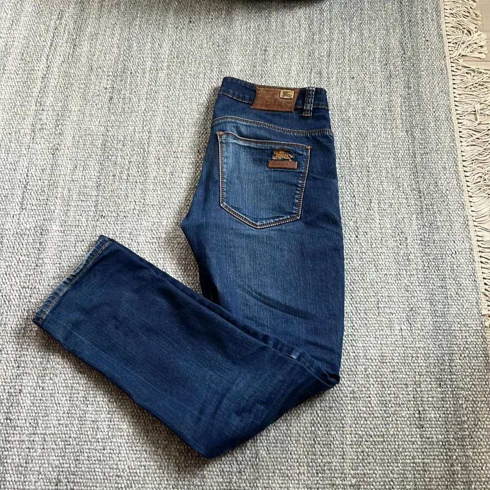 Väldigt snygga och sköna Burberry jeans. Storlek 31 något stora på Mig som är 1,78 Isch. Sitter slimfit . Jeans & Byxor.