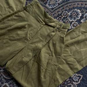 Säljer ett par stiliga olivgröna byxor som tyvärr är för små för mig nu. De är i toppskick och ser nästan nya ut, även om de inte är strukna på bilden.