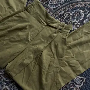 Säljer ett par stiliga olivgröna byxor som tyvärr är för små för mig nu. De är i toppskick och ser nästan nya ut, även om de inte är strukna på bilden.