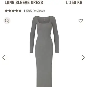 Säljer en oanvänd klänning (med prislapp på) från skims i modellen long sleeve dress (från soft lounge kollektionen) i strl S och färgen grå.