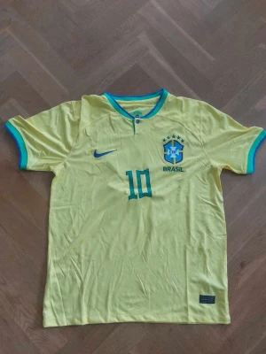 Brazil tröja - Säljer min feta neymar tröja. Skicket är 9/10 eftersom jag har använt den två gånger. Säljer den pga fel storlek. Pirset kan diskuteras.💯