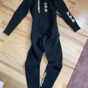 Helkropps våtdräkt head strl S - Säljes i fint skick! Inte använd många gånger.  Jag är väldigt mån om mina köpare så om du skulle vara missnöjd med ditt köp, ta gärna kontakt innan dåligt omdöme! Så har jag en chans att lösa det. Katt finns i hemmet (allergivänlig ras).