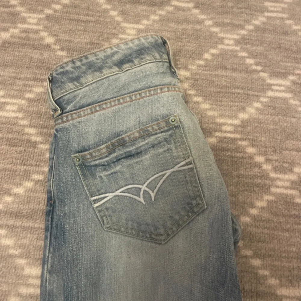 Super fina low weist jeans säljer då de är för små . Jeans & Byxor.