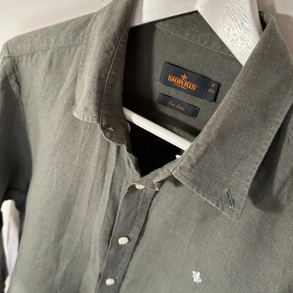  Säljer nu en Morris Linné skjorta i nyskick utan skador eller tecken på användning | normal storleken M | hör gärna av er vid fler frågor vi hörs!. Skjortor.