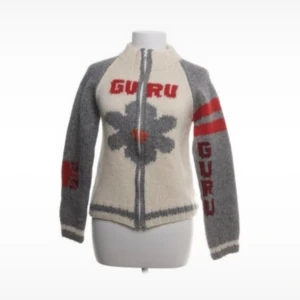 Stickad zipup Guru - Så fin från ett italienskt märke, köpt på Sellpy ☺️ Står att det är storlek L men den sitter S/M Pris diskuterbart 🌟