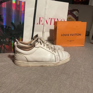 Christian Louboutin skor - Ett par vita Christian Louboutin skor i sick 7/10 inga slitage på insidan av skon, storlek 42 ny pris 8000kr själv klart äkta