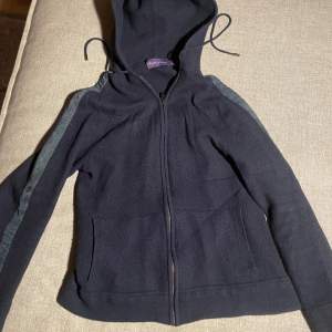  En Rolf Lauren purple tröja zip hoodie sitter som S skick 9/10, Kashmir ny pris runt 16-12 k mitt pris 3500kr