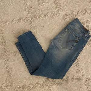 Tja! Säljer dessa Dondup jeans i nyskick 9,5/10. Nypris ca 4200. Modellen e George och är i storlek 32. Säljer för 899. Skriv vid frågor samt funderingar!