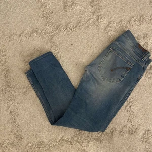 Dondup George - Tja! Säljer dessa Dondup jeans i nyskick 9,5/10. Nypris ca 4200. Modellen e George och är i storlek 32. Säljer för 899. Skriv vid frågor samt funderingar!