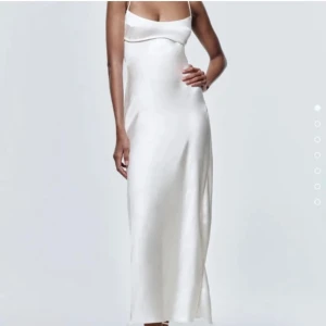 Zara klänning  - Jättefin långklänning från Zara! Passar jätte bra till exempelvis student eller midsommar, storlek S. 