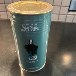 Jean paul Gaultier le beau parfum 125ml - Tja säljer denna oöppnade jean Paul Gaultier Le Beau Eau de parfum intense 125ml, perfekt nu till våren/sommaren.  Bara höra av sig vid eventuella frågor