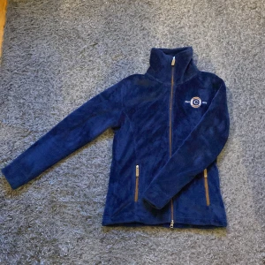 Fluffig fleecetröja - Fluffig fleecetröja med hög krage från Covalliero i storlek XS/34. 