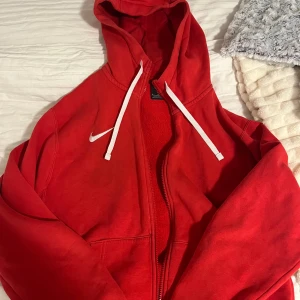Röd Nike zip up hoodie  - Använd ett par gånger, precis som ny, köpt för 600kr från Nike store. Storlek M, bra passform, bekväm och inga skador 