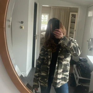 Trenchcoat - Cool trenchcoat från h&m som inte finns längre. Köpt för 499 kronor. Använd få gånger och den är i mycket gott skick 😊