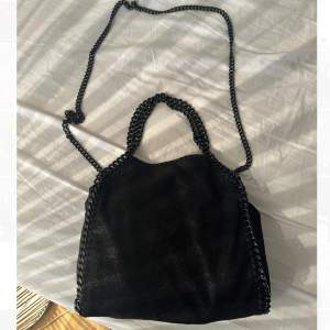 Säljer min stella McCartney falabella mini tote🤍 den är svart med svart kedja🤍 skriv för fler bilder, kan även tänka mig byta mot annan väska🤍 kommer med dustbag