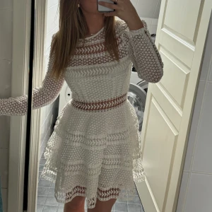 Studentklänning  - En så fin klänning som tyvärr inte kommer till användning, den är aldrig använd och köpt på Nakd för 599kr! Passar perfekt till studenten eller liknande😍Jag är 166 lång och klänningen är 10cm över knäna, det funkar att pröva innan köp!