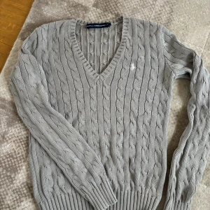 Ralph  Lauren stickad  - Fint skick, använd 1 gång. Passar super bra till både vardags eller andra typer av evenemang! 