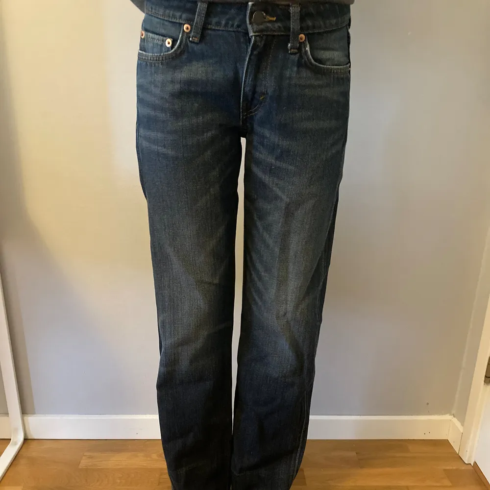 Säljer dessa jättefina jeans ifrån Weekday! 💘 Jeansen är i modellen Arrow low straight och färgen är Marsh blue. Nypriset är 590 kr men säljer för 350 kr. Jeansen är i bra skick! 💘. Jeans & Byxor.